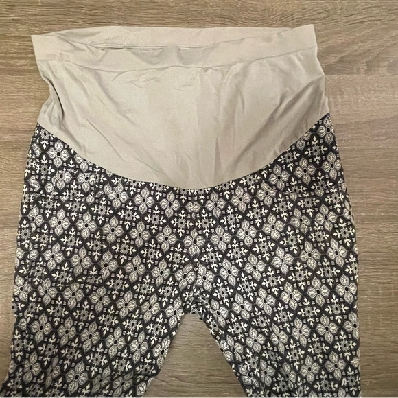 Pregnancy blouse & skinny maternity pant - Picture 3 of 4